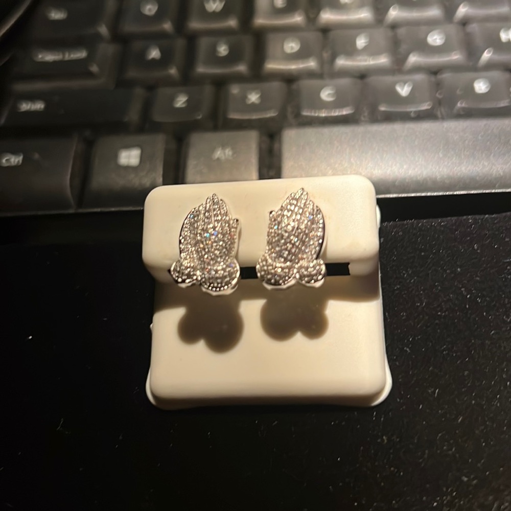 Lab diamond praying hands